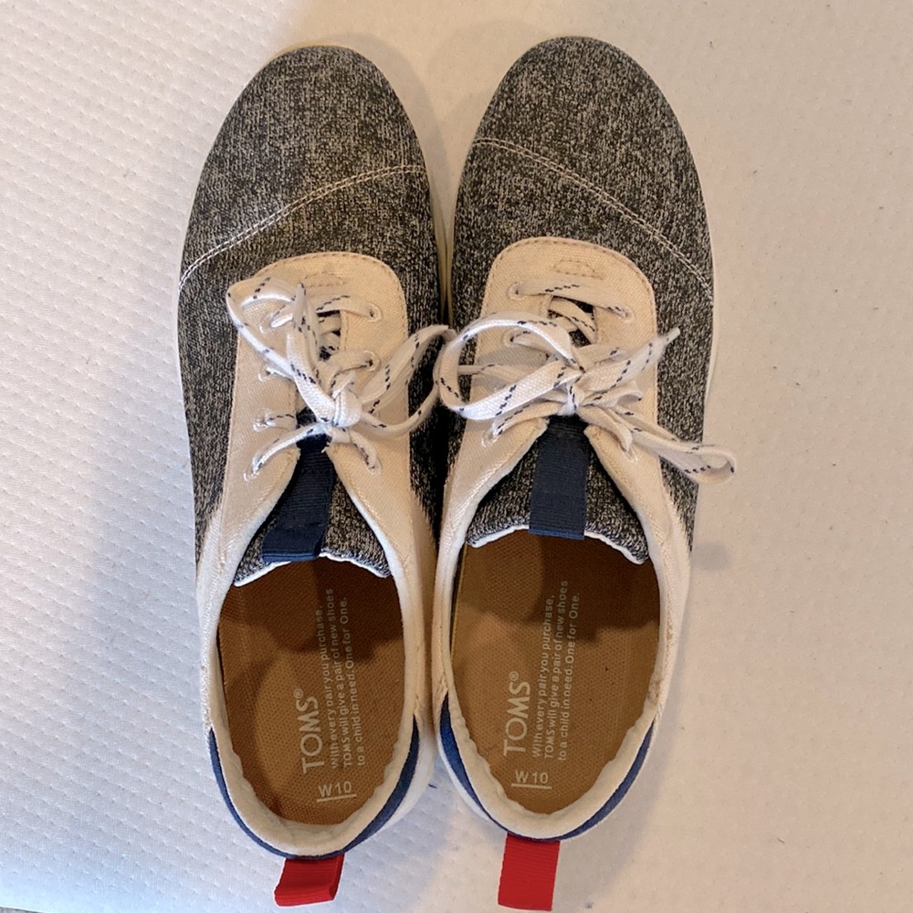Toms size 10w. Daughter wore a couple times and didn’t like!